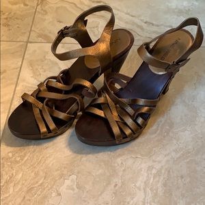 Nine West Bronze Sandals w/ Wood Heels Size 8